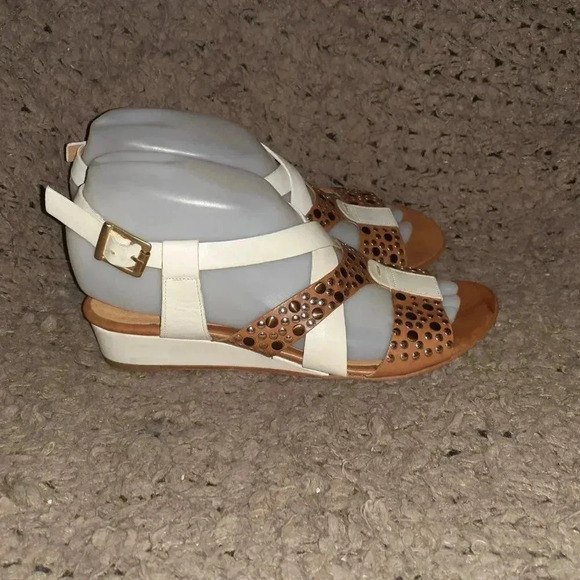ZINDA-Tan/White Leather w/Bronze & Copper Studs-Buckle Sandals-Sz 37-Excellent - Picture 4 of 7